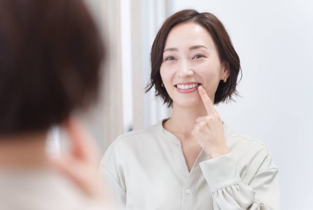 歯を見せて微笑む女性